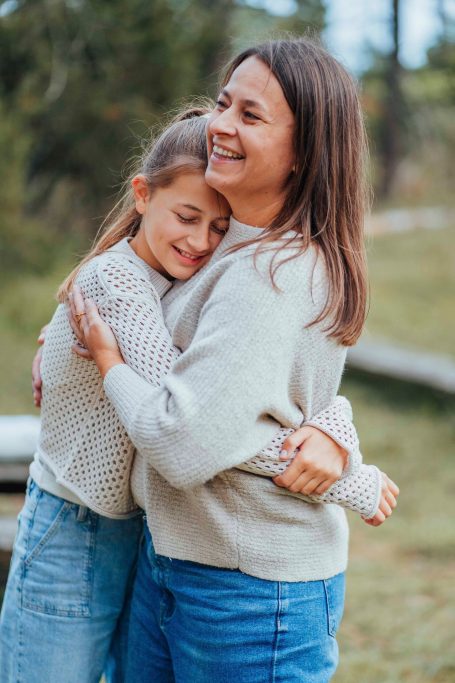 Fotograf Main Spessart und Umgebung Zwei Frauen umarmen sich glücklich in einer natürlichen Umgebung.