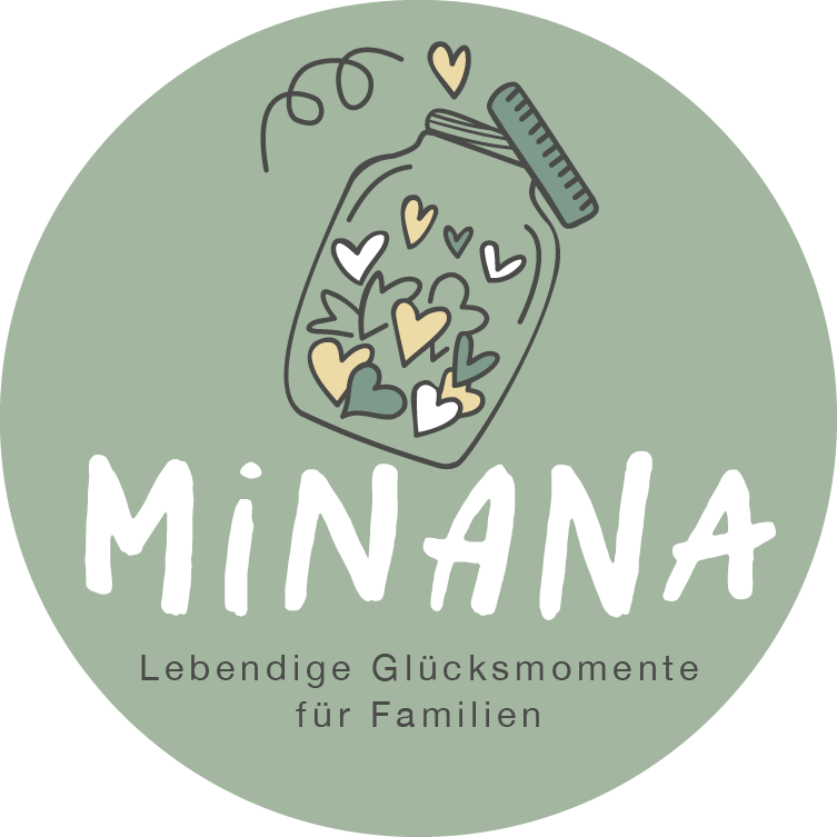 fotograf main spessart Logo von MiNANA mit Herzmotiven und dem Slogan: "Lebendige Glücksmomente für Familien".