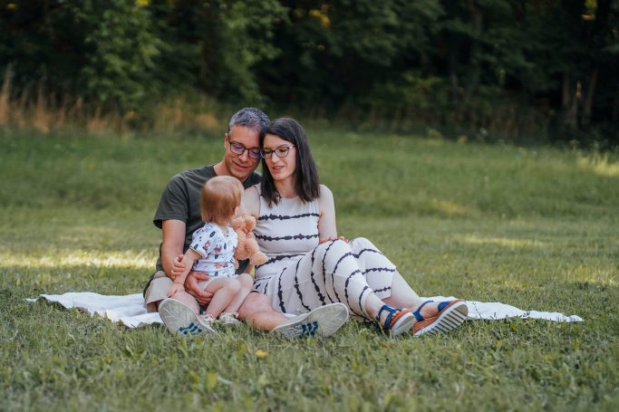 Fotograf Main Spessart und Umgebung Familie sitzt auf einer Decke im Freien und genießt die Zeit miteinander.